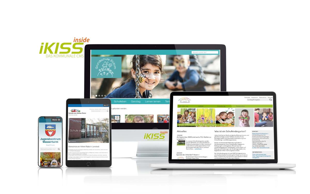 Websites für Schulen und Kitas: Mehrere Bildschirme au Desktop-PC, Notebook, Tablet und Smartphone zeigen Startseiten von Schulen und Kindertagesstätten.